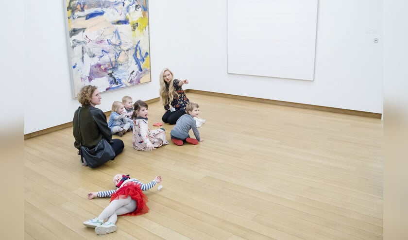 Kinderen in het Stedelijk Museum in Amsterdam. Wat kinderen aan kansen in het leven meekrijgen, ligt veel meer aan thuis dan aan school. Of ze worden gestimuleerd om te lezen bijvoorbeeld, of naar musea gaan. (anp / Bart Maat)
