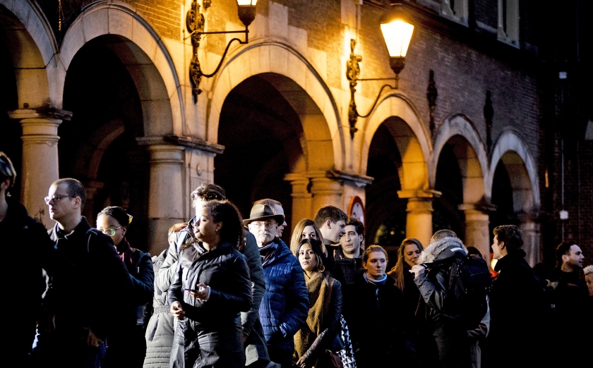Kiezers in de rij voor een stembureau op het Binnenhof in Den Haag, tijdens de laatste uren van de verkiezingsdag op 15 maart. (anp / Remko de Waal)