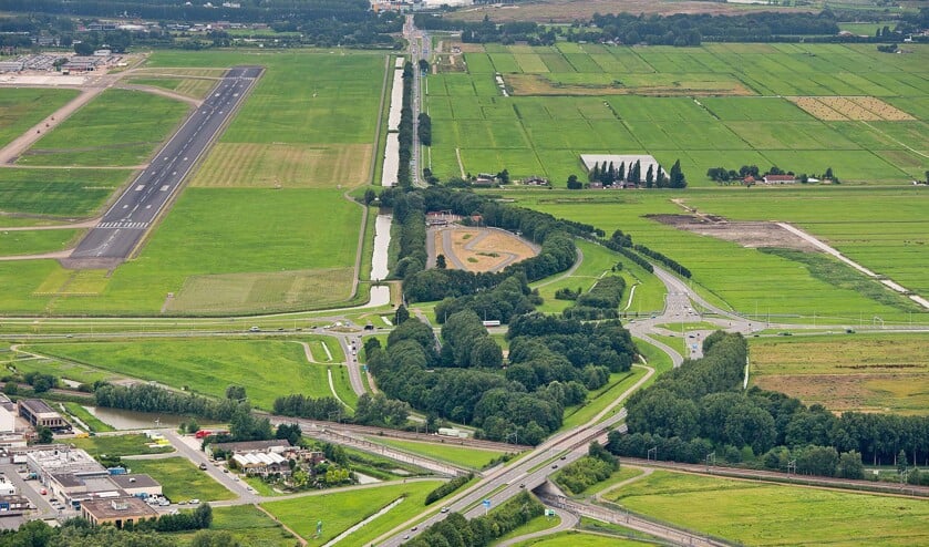 Wie wel eens vanuit een vliegtuigraampje kijkt, ziet hoe groen ons land nog steeds is: eindeloze akkers, weilanden, bossen, heidevelden ... (anp / Bram van de Biezen)