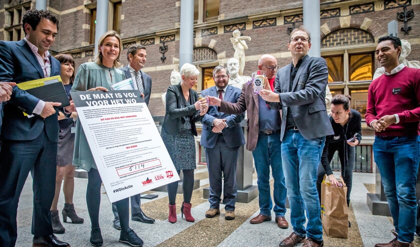 Universitair medewerkers boden vorige week een petitie aan in de Tweede Kamer. Namens meer dan vijfduizend collega’s brachten ze de boodschap dat de hoge werkdruk ten koste gaat van de kwaliteit van het onderwijs. (anp / Bart Maat)