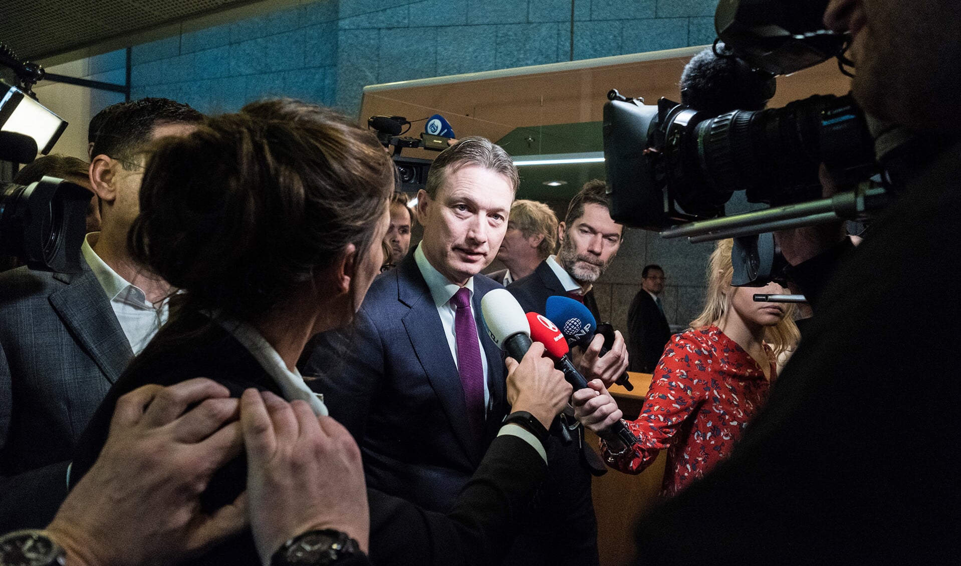 Politieke ambtsdragers kunnen snel hun baan verliezen. Een recent voorbeeld daarvan is Halbe Zijlstra als minister van Buitenlandse Zaken. Op de foto verlaat hij de Tweede Kamer na het afleggen van een verklaring over zijn aftreden.