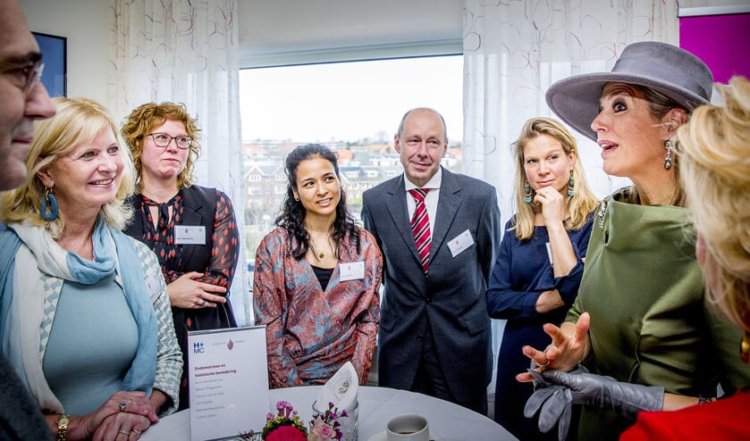 Koningin Maxima in gesprek met patiënten na de opening van het expertisecentrum Endometriose in Balans in het Bronovo-ziekenhuis in Den Haag. Dat was in maart 2018. Vorige week werd bekendgemaakt dat het ziekenhuis vrijwel zeker dicht gaat. (anp / Patrick van Katwijk)