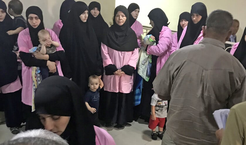Een groep Russische vrouwen wordt door een rechtbank in Bagdad berecht wegens lidmaatschap van ISIS, in april vorig jaar. (afp / Ammar Karim)