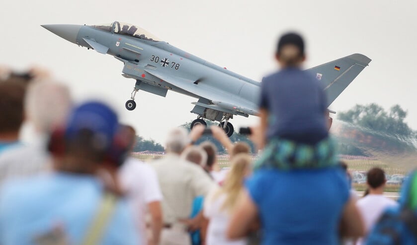 De ‘Dag van de Bundeswehr’, 9 november vorig jaar: bezoekers van een vliegshow kijken naar een Duitse Eurofighter. Maar slechts een op de drie straaljagers van de Luftwaffe is operationeel. (epa / Focke Strangmann)