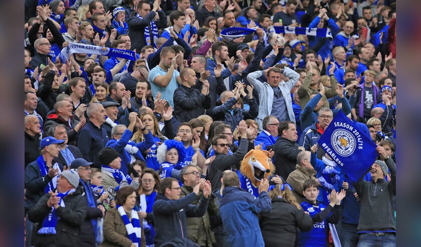 De hele Britse cultuur draait om dingen die soms wel gemeenschappelijk, maar niet officieel zijn – de pub, de voetbalwedstrijd en nog veel meer. Op de foto: enthousiaste aanhangers van de Britse voetbalclub Leicester City. (ap / Jon Super)