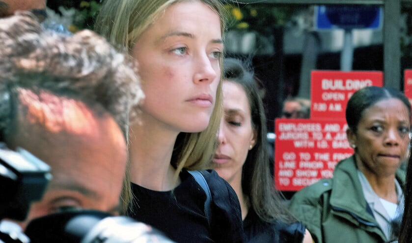 Actrice Amber Heard in mei van dit jaar, nadat ze een verklaring voor de rechter had afgelegd over huiselijk geweld door haar ex-man, acteur Johnny Depp. In de media kwam ze er niet best af. (ap / Richard Vogel)