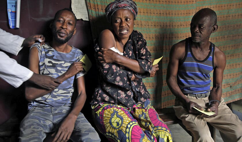 Inwoners van de Congolese stad Kinshasa worden gevaccineerd tegen gele koorts. Dankzij snel ingrijpen van regering en hulporganisaties kon afgelopen zomer massale sterfte onder de bevolking worden voorkomen. (ap / Jerome Delay)