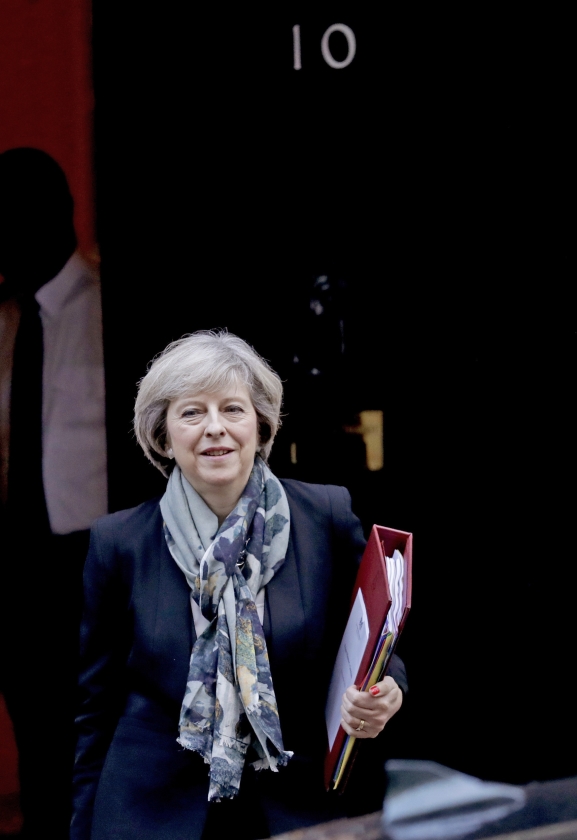 De Britse premier Theresa May wil zich terecht de leiding over de Brexit niet laten afpakken door een verdeeld parlement. Dat is geen kwestie van ouderwetse koninklijke bevoegdheden, maar van politiek inzicht en verantwoordelijkheid. (ap / Matt Dunham)