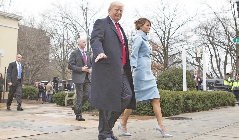 Donald en Melania Trump komen uit de kerk, een episcopaalse kerk in Washington, waar ze een dienst bijwoonden vlak voor Trumps inauguratie op 20 januari. (ap / Chris Kleponis)