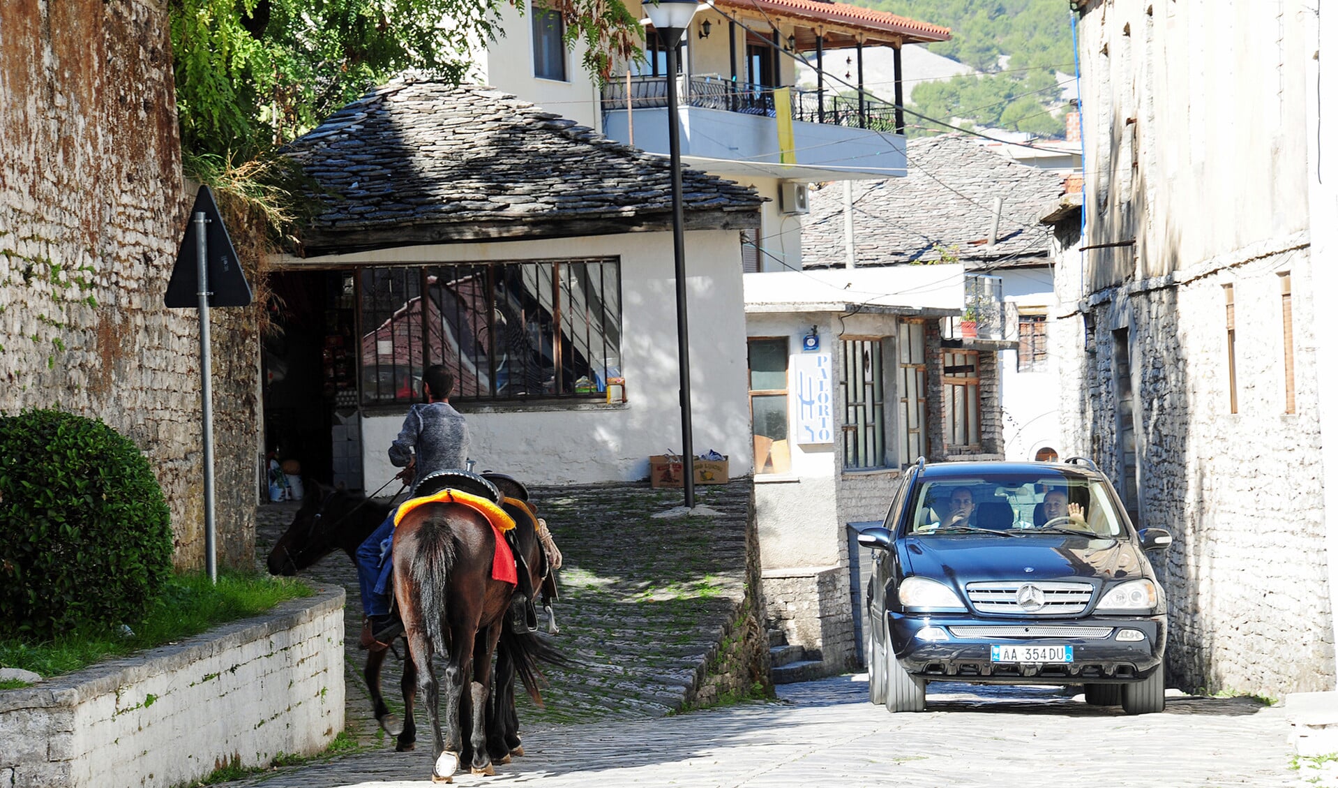 Albanië is een veilig en toeristisch aantrekkelijk land aan het worden. Op de foto: een straatbeeld van de oude stad van Gjirokastër in het zuiden van Albanië, die de status heeft van werelderfgoed.