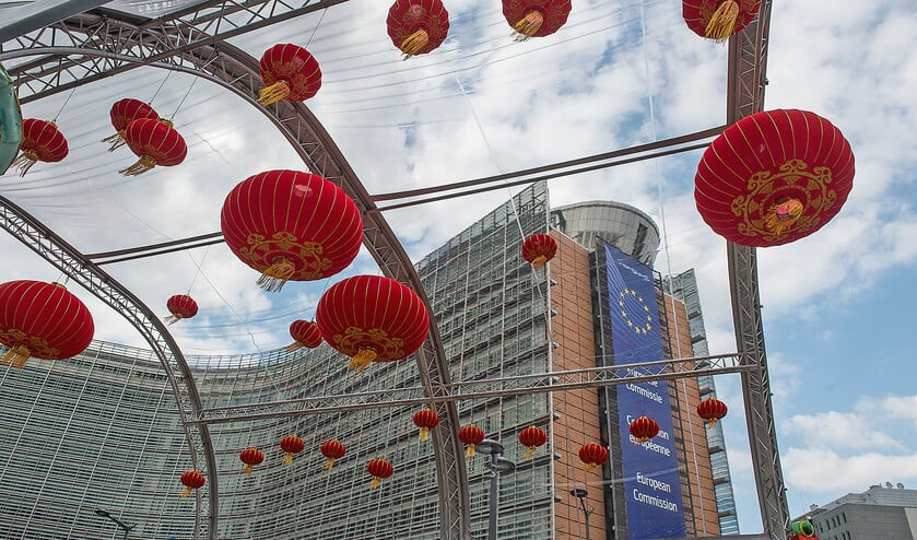 De EU is woensdag jarig en wordt 68 jaar. Deze versieringen zijn overigens niet ter gelegenheid van die verjaardag. China liet dit ophangen vanwege een campagne om het wederzijdse toerisme te promoten. Maar dat China daarvoor naar Brussel komt, geeft dan wel weer het belang van de EU aan. (ap / Wiktor Dabkowski)