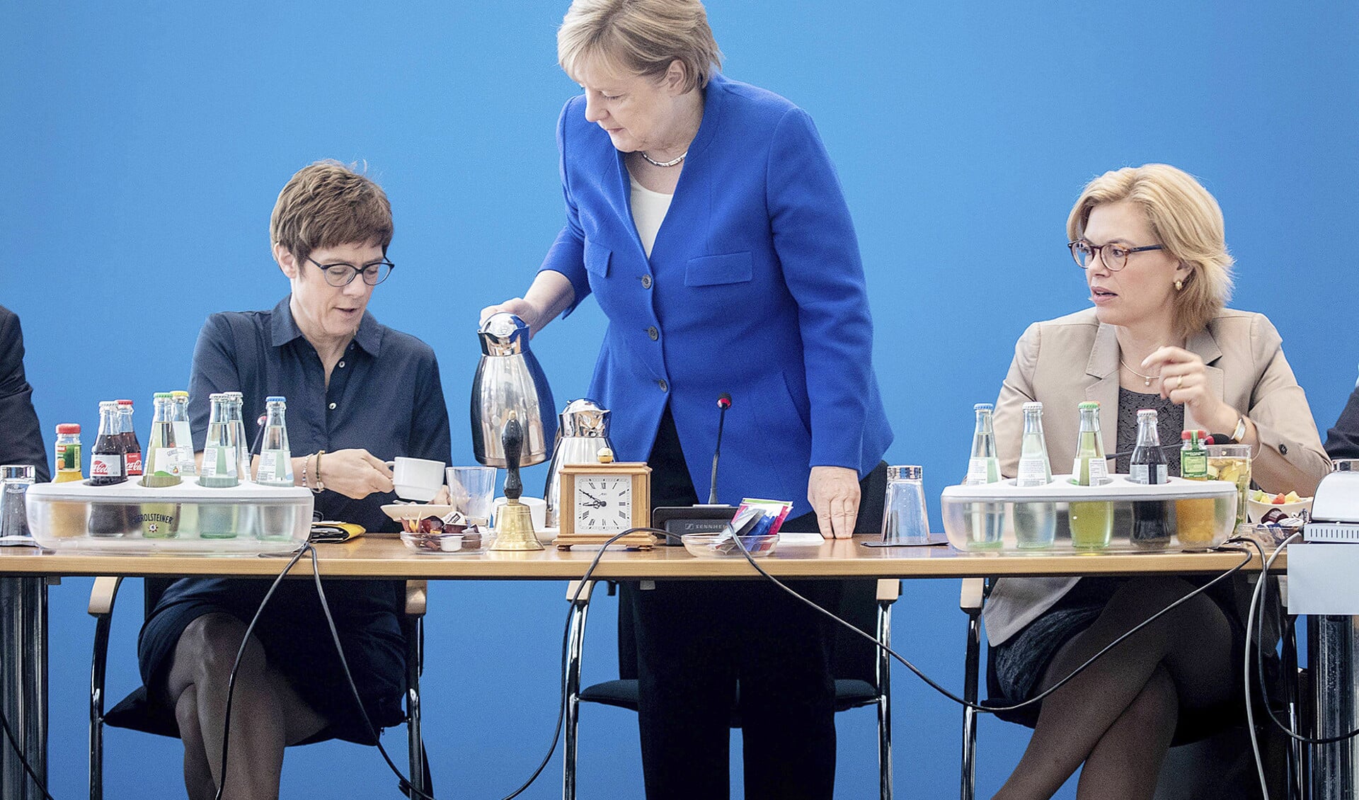 Bondskanselier (nu nog) Angela Merkel, op een partijtop in juli, schenkt koffie voor partijsecretaris Annegret Kramp (links), regelmatig genoemd als haar opvolger. Maar voor haar is het nog net te vroeg om het stokje over te nemen.