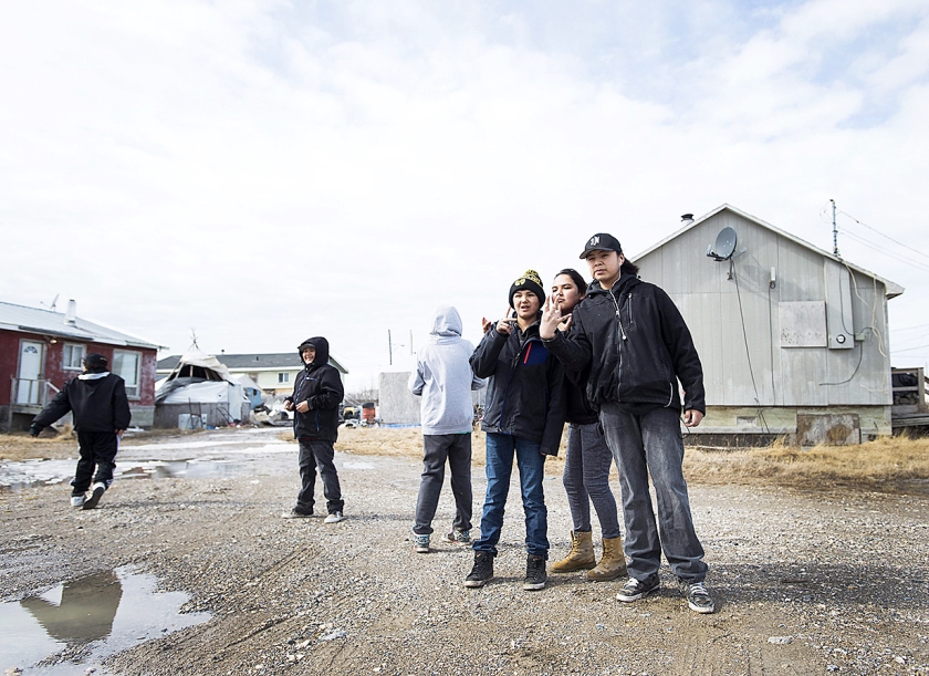 Tieners in het First Nations reservaat in Attawapiskat in Noord-Ontario, waar een reeks pogingen tot zelfdoding werden gedaan. (ap / Nathan Denette)