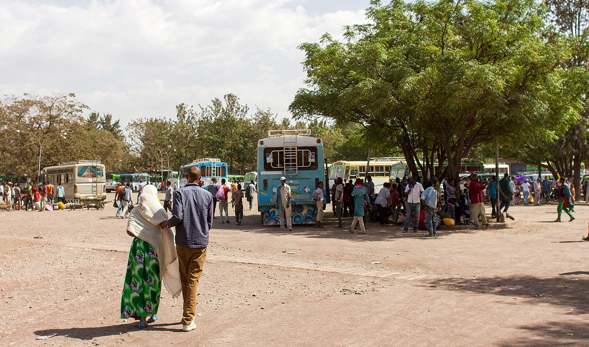 Onze handel en belastingen dragen eraan bij dat jongeren uit Afrika naar Europa komen, omdat ze daar geen werk vinden. Dit is zo’n plek waarvandaan ze vertrekken: het busstation van Hawassa, een stad in het zuiden van Ethiopië.
