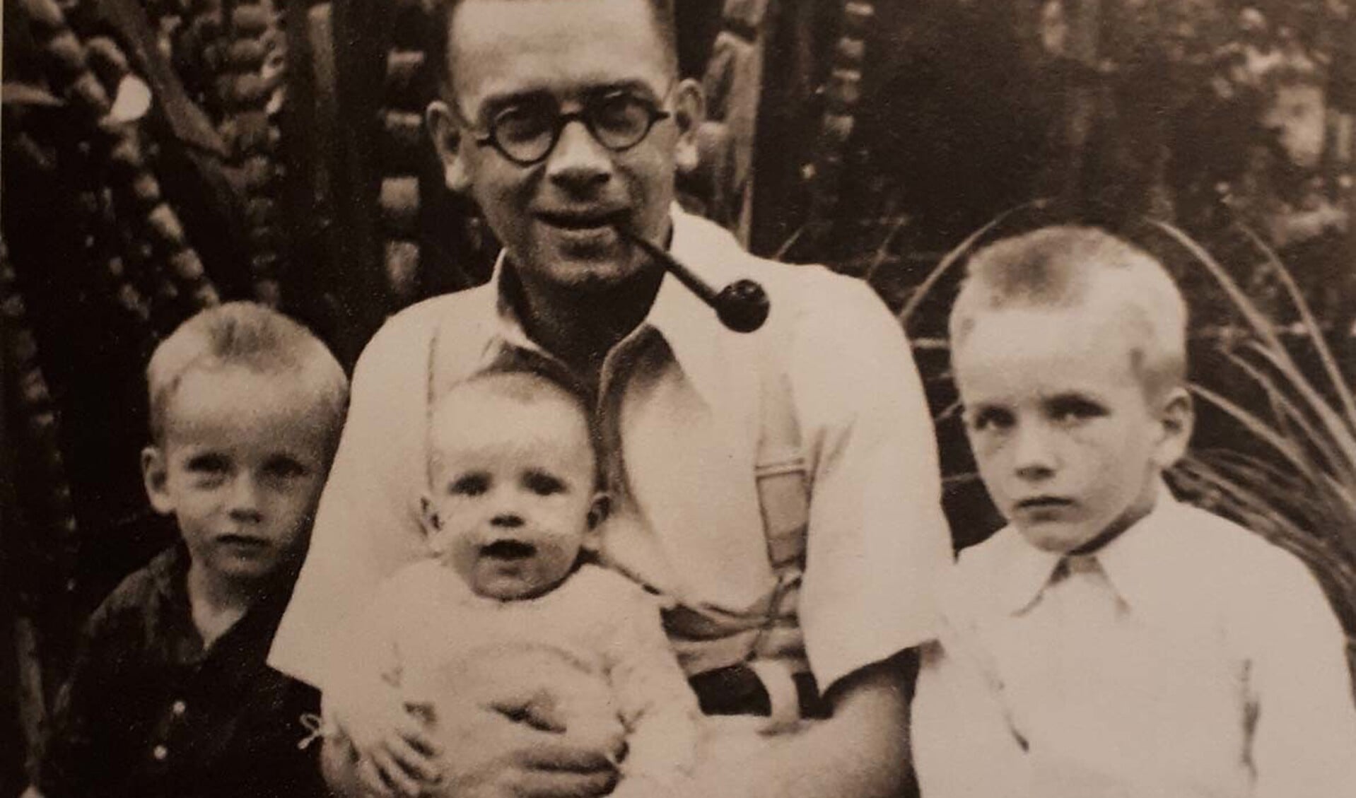 Missiearts Janus Oomen in 1936 met zijn drie zoontjes Joris, Dick en Dries.