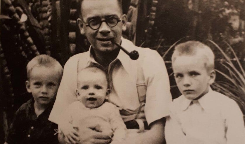Missiearts Janus Oomen in 1936 met zijn drie zoontjes Joris, Dick en Dries.  (uit besproken boek)