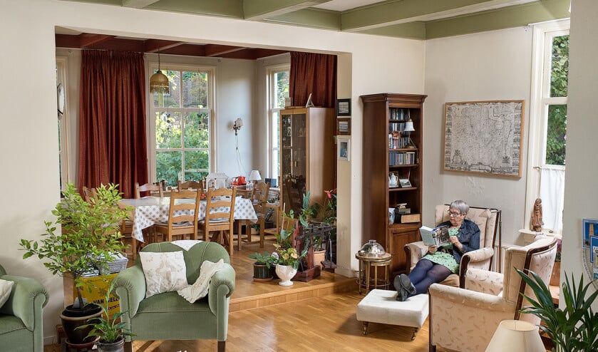 Haar huiskamer is een no-goarea voor de cliënten. ‘Behalve op dinsdag, als ze hier met z’n tienen eten.’ (Niek Stam)