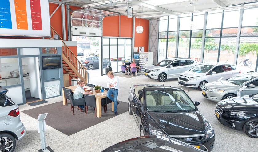 Broekhuis Steenwijk is geen dealer, maar een occasion center. ‘We verkopen jonge auto’s tegen een schappelijke prijs.’ (Niek Stam)