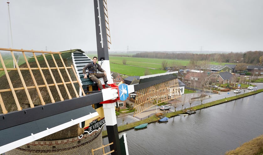 Arie-Willem van der Wal op De Vriendschap, de molen in Bleskensgraaf die hij de afgelopen maanden renoveerde. (Niek Stam)
