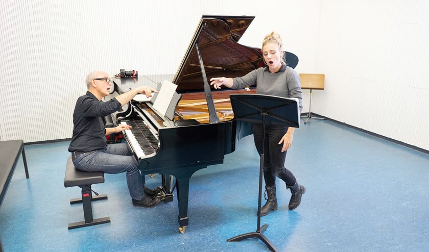 Constant Notten begeleidt sopraan Eva Diederix op de piano terwijl ze een stuk van Maurice Ravel zingt. (Niek Stam)