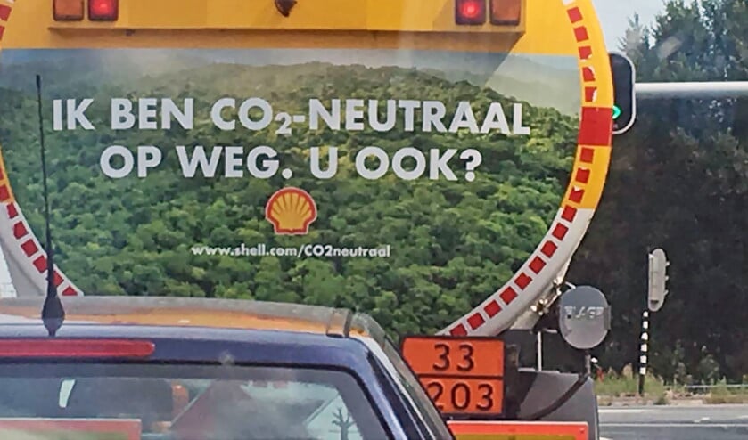 Na een tijdje in de file achter de tankwagen van Shell aan te hebben gesukkeld, drong de groene tekst achter op dit gevaarte pas echt door. (Ger de Kok)