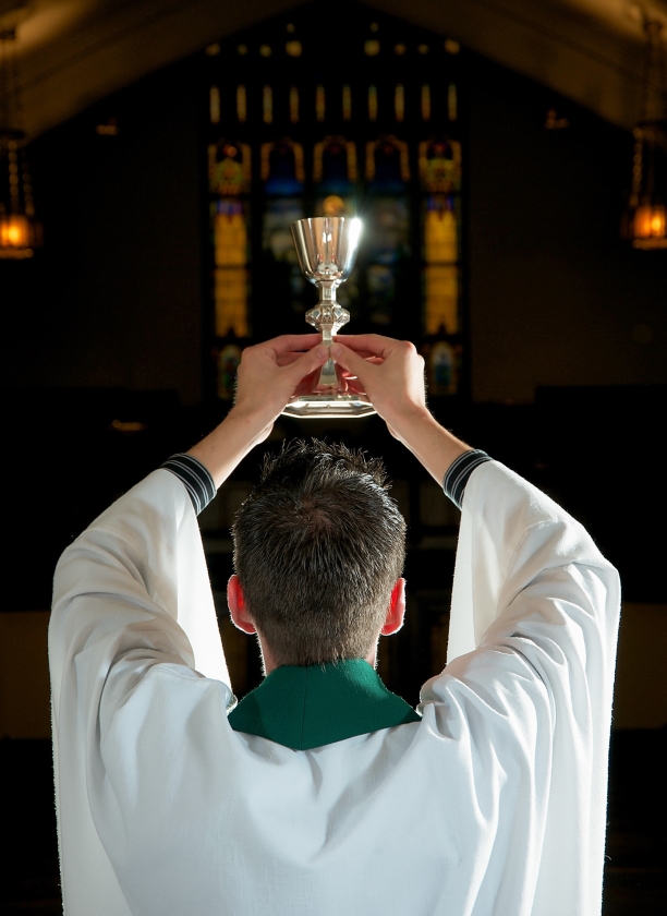 Katholieken geloven dat de term ‘transsubstantiatie’ sinds de dertiende eeuw op begrijpelijke wijze uitdrukking geeft aan het geloofsmysterie dat Christus werkelijk in de eucharistie aanwezig is onder de gedaanten van brood en wijn. Maar de term is problematisch geworden. (istock)