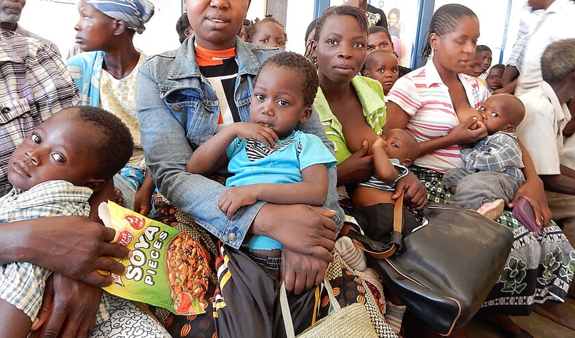 Spreekuur op een kliniek in Ndirande. In deze sloppenwijk in Malawi zijn minder kinderen ondervoed dan op het platteland. Rechtsonder: Ndirande gezien vanuit de lucht. Rechtsboven: een verkooppunt van doodskisten.