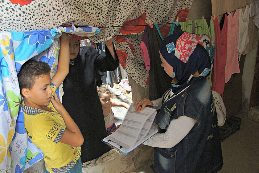 Een van de 750 vrijwilligers van Unicef bezoekt in Aleppo een gevluchte familie. Ze gaat van ‘deur tot deur’ om ouders ervan te overtuigen dat het ook nu belangrijk is om de kinderen naar school te laten gaan. (UNICEF)