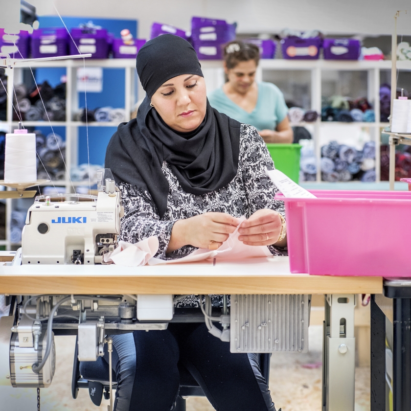 Een bedrijf als Van Hulley brengt boxershorts van oud textiel op de markt. Die boxershorts worden gemaakt door vrouwen met een afstand tot de arbeidsmarkt. (Raymond Rutting)