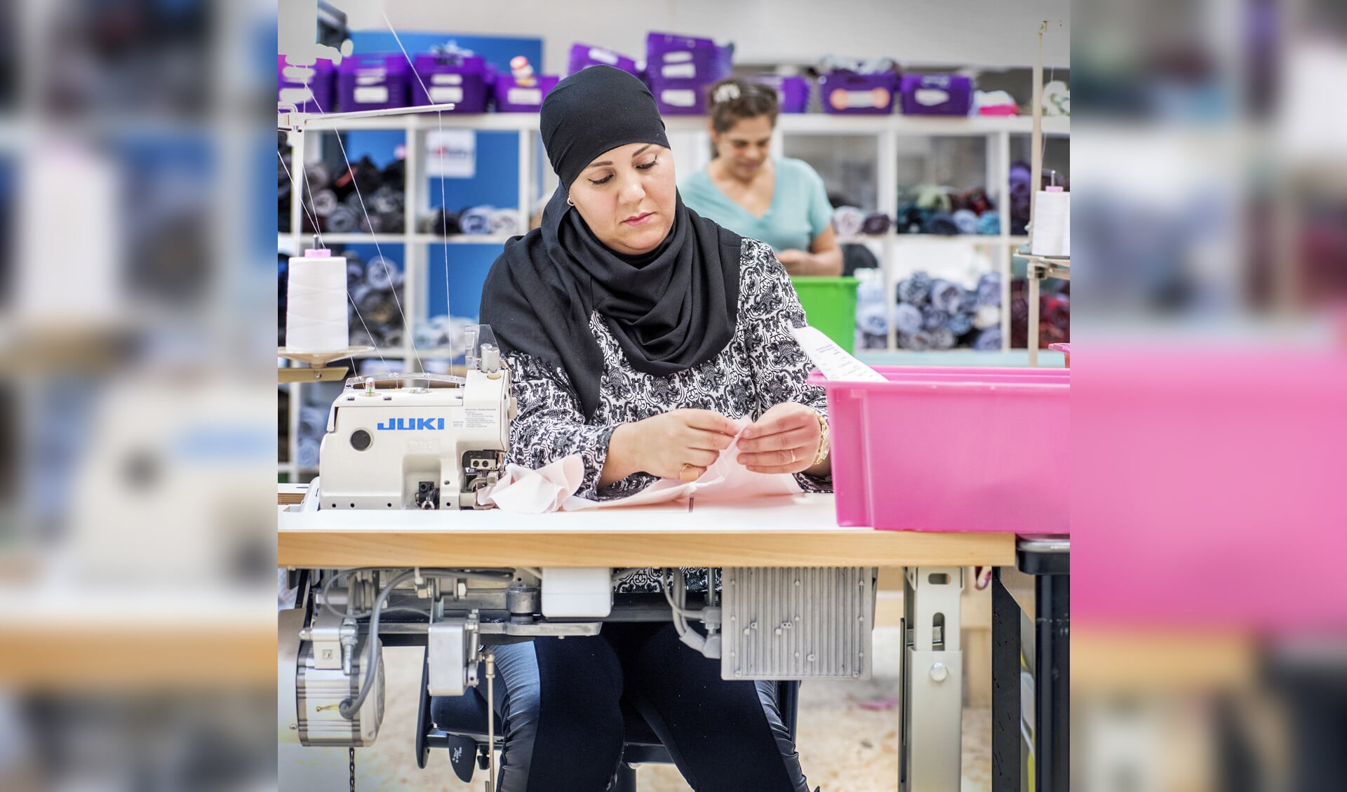 Een bedrijf als Van Hulley brengt boxershorts van oud textiel op de markt. Die boxershorts worden gemaakt door vrouwen met een afstand tot de arbeidsmarkt.