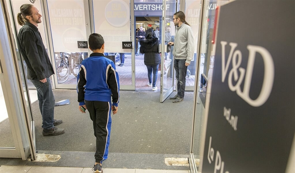 Zoals de VenD zijn klandizie verloor aan prijsvechters, speciaalzaken en online-shopping, verloor de PvdA aan onder meer de SP, DENK en GroenLinks. Op de foto: de vestiging VenD in Hilversum die in 2015 als laatste dichtging. (anp / Jerry Lampen)