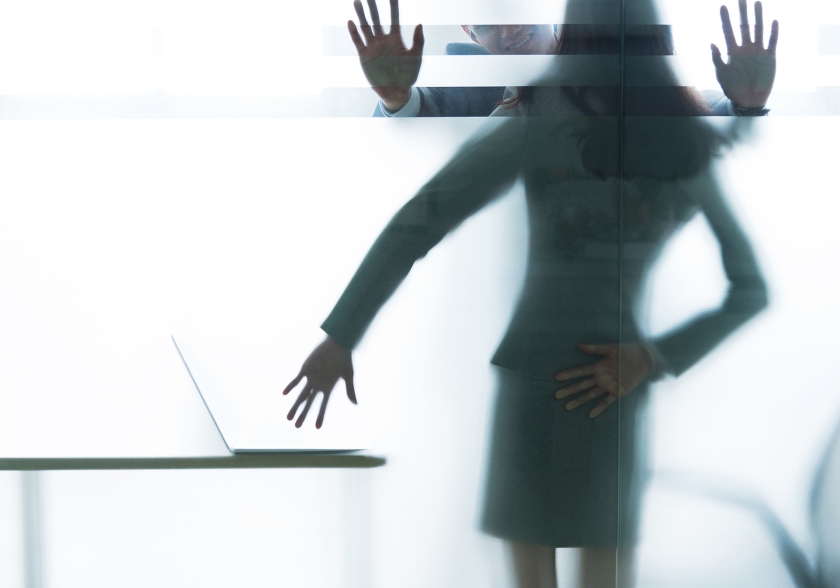 Een werkgever moet zelf aangeven dat het niet bij je werk hoort dat je moet kunnen omgaan met een opdringerige collega. (istock)