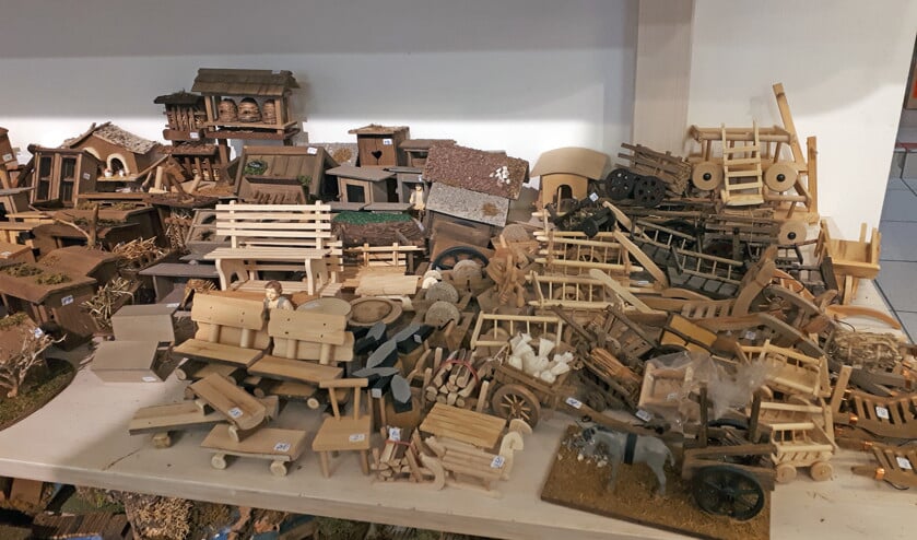 Een tafel vol boerenkarren en andere ‘mini’s’: ruime keus bij de firma Christliche Kunst Bauer. (nd en verkehrsverein kevelaer und umgebung e.v.)