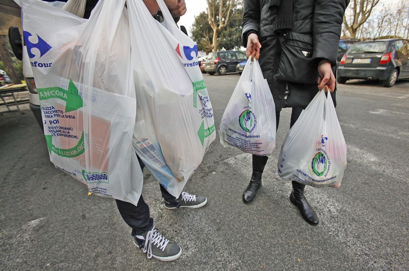 In verschillende landen – zoals hier in Italië – zijn alleen draagtasjes toegestaan van plastic dat in de natuur afbreekt. (epa / Alessandro Di Meo)