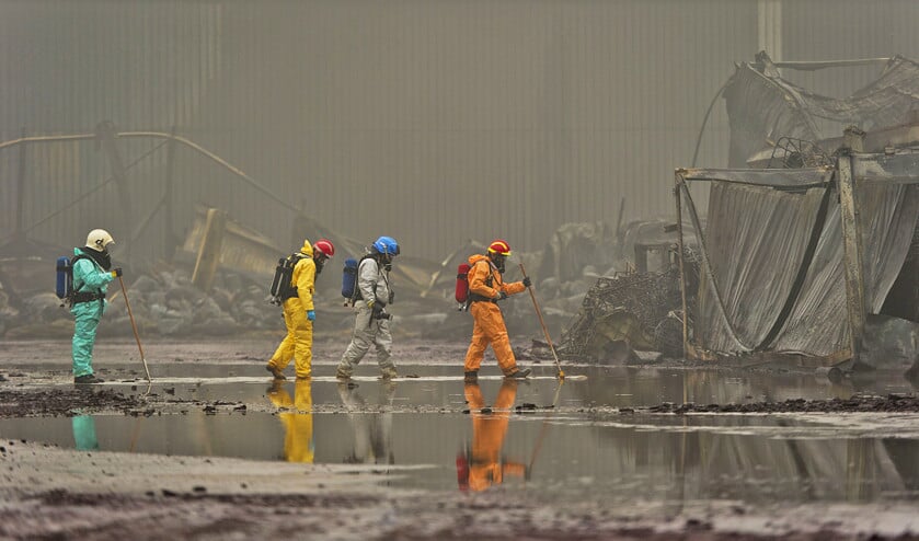 Medewerkers van het Landelijk Team Forensische Opsporing (LTFO) doen onderzoek op het terrein van Chemie-Pack in Moerdijk. Dit chemiebedrijf had volgens justitie een ‘slechte veiligheidscultuur’, met als gevolg een grote brand in 2011. (anp / Valerie Kuypers)
