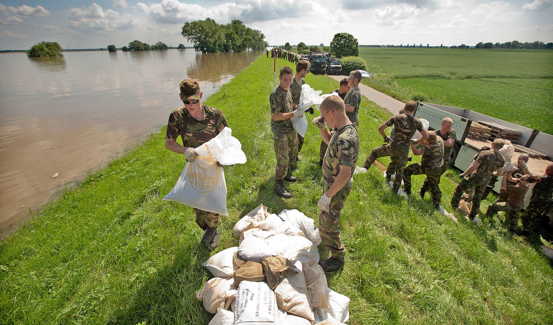 Het is niet nodig om Nederlandse militairen nog vaker in te zetten bij civiele operaties – zoals het verhogen van een stuk dijk langs de rivier. Het leger wordt al op genoeg momenten ingezet.