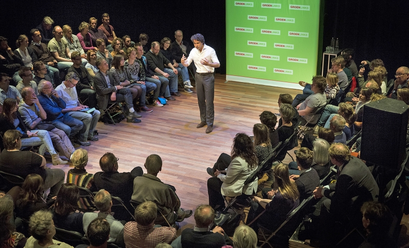 Jesse Klaver presenteert zich tijdens een ‘meet-up’ met GroenLinks-leden als de nieuwe partijleider, in mei 2015.  (anp / Jerry Lampen)