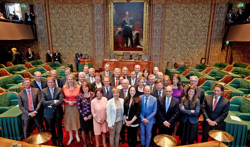 Groepsfoto met de 35 leden die vier jaar geleden aantraden in de Eerste Kamer na de verkiezingen door Provinciale Staten. De volgende verkiezingen vinden plaats op 27 mei. De Eerste Kamer telt in totaal 75 Leden. (anp)