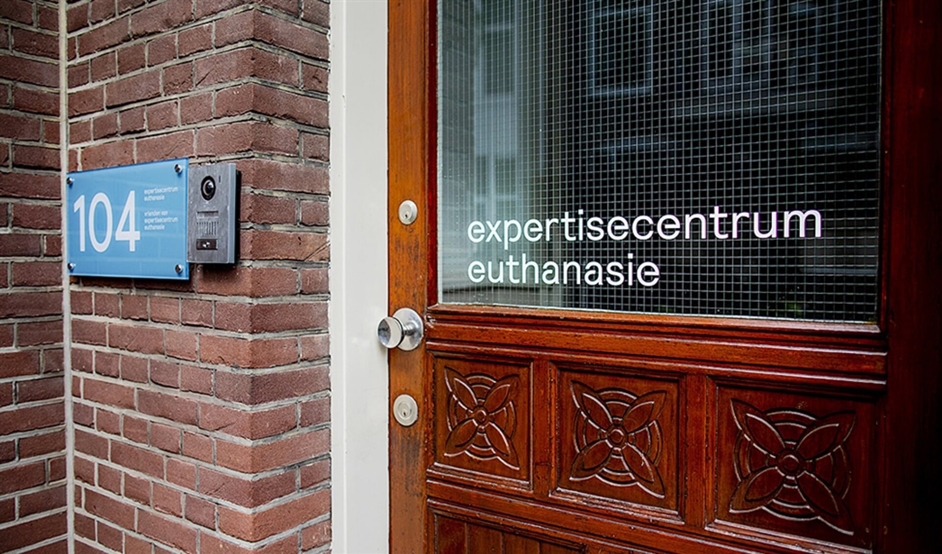 Minister Hugo de Jonge wil het Expertisecentrum Euthanasie eventueel geld geven om huisartsen bij te scholen in praten over het levenseinde.
