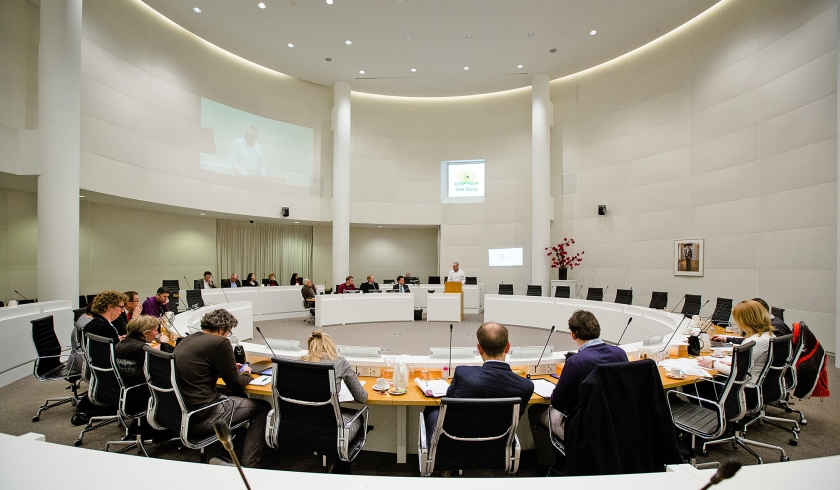 Als raadslid kun je kennis en ervaring inbrengen, en anderzijds leer je ook enorm veel, ontmoet je heel diverse personen en neem je kennis van veel interessante zienswijzen. Op de foto: een inspraakavond van de gemeente Den Haag. (anp / Bart Maat)