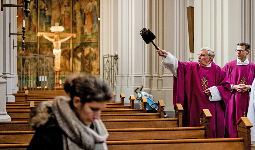 Een beeld van de rituele reiniging van de Sint-Jozefkerk in Tilburg, afgelopen zondag, nadat was gebleken dat bezoekers er in een biechthokje een pornofilmpje hadden opgenomen. (anp / Robin van Lonkhuijsen)