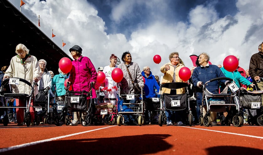 Als journalisten aan lezers, kijkers en luisteraars te vaak vertellen over de uitzonderingen in de ouderenzorg, dan worden ze haast niet meer geloofd als ze zeggen wat normaal is. de rollatorloop in het Oympisch Stadion. (anp / Koen van Weel)