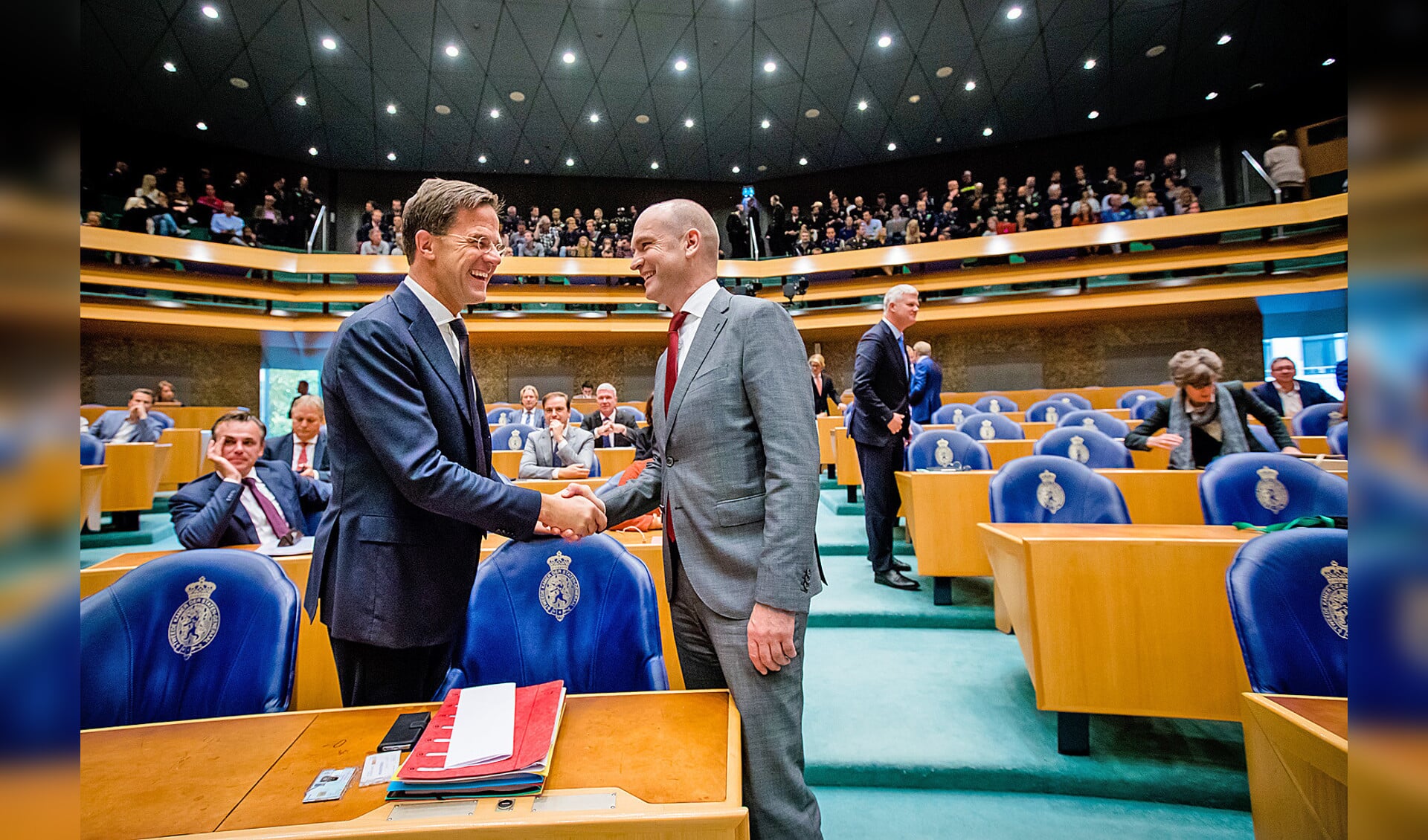 Premier Mark Rutte en Gert-Jan Segers in de Tweede Kamer.