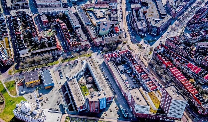 Politici mogen initiatiefrijke burgers ruim baan geven en uitdagen, waarbij burgers overheidstaken overnemen. Zo worden burgers weer eigenaar van de samenleving. Rotterdam-Zuid. (anp / Robin Utrecht)