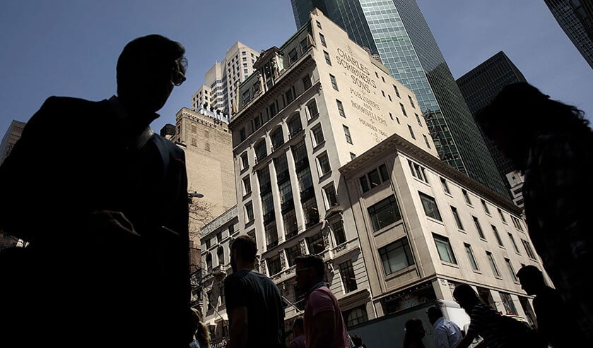 In dit gebouw in New York houdt Cambridge Analytica kantoor. Het bedrijf heeft in verschillende landen verkiezingen gemanipuleerd. Vrede komt direct in gevaar als verkiezingen beïnvloed of groepen burgers tegen elkaar opgezet worden. (afp / Drew Angerer)