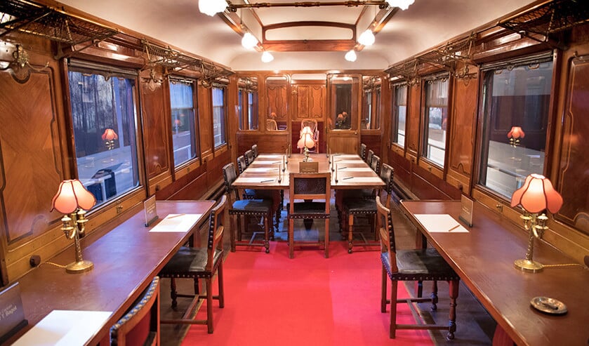 Interieur van de treinwagon waarin de Duitse overgave in 1918 werd getekend. Een replica, te zien in een museum in Compiègne. (anp / Eric Feferberg)