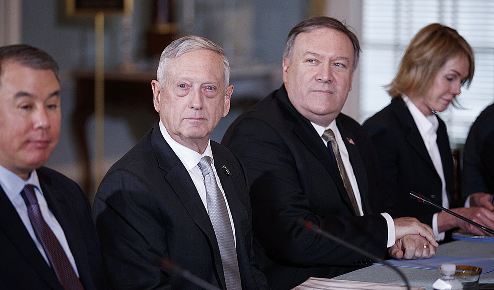 De Amerikaanse minister van Defensie James Mattis (midden), naast hem zijn ambtgenoot van Buitenlandse Zaken Mike Pompeo (r).