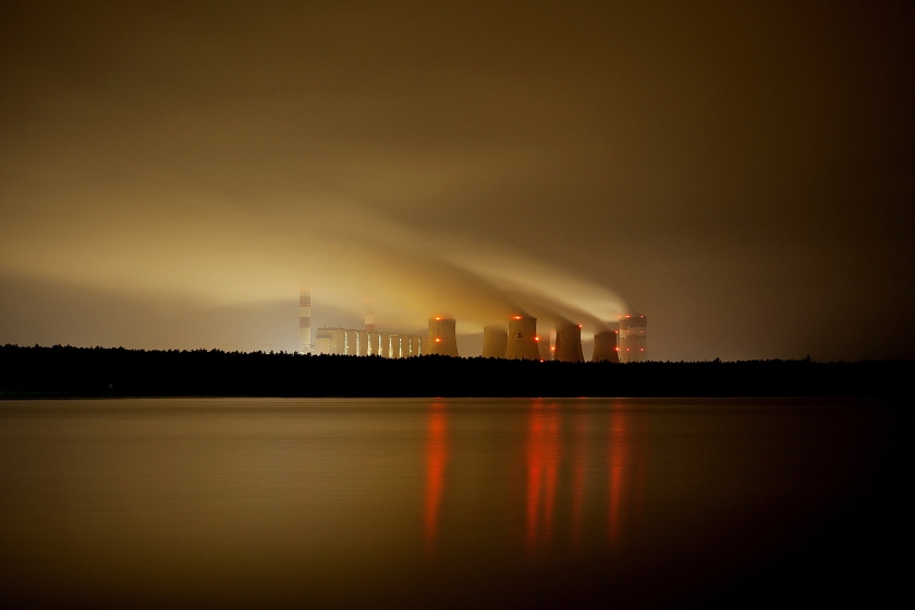 De Belchatow-kolencentrale, bij de Poolse stad Lodz, is de meest vervuilende van Europa. De Nederlandse financiële sector belegt in het moederbedrijf PGE. (afp / Darek Redos)