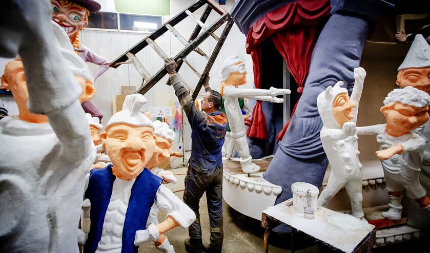 Carnaval. Dat is: niks globalisering – terug naar de wortels, naar het kleinschalige en de menselijke maat. Naar het dorp en de kroeg waar je de mensen kent. carnavalsvereniging Kielegat in actie. (anp / Robin van Lonkhuijsen)