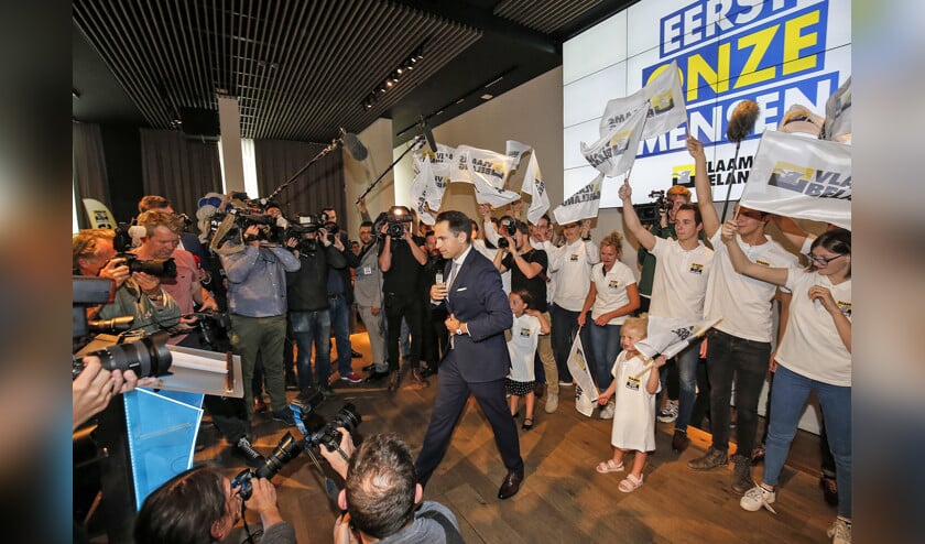 Bijna een derde van de Vlamingen is boos, bang of ontstemd. Waarom? Dat een partij als Vlaams Belang (foto) migratie aanwijst als hét politieke probleem was lafheid. De lafheid om niet naar de echte problemen te kijken. (epa / Julien Warnand)